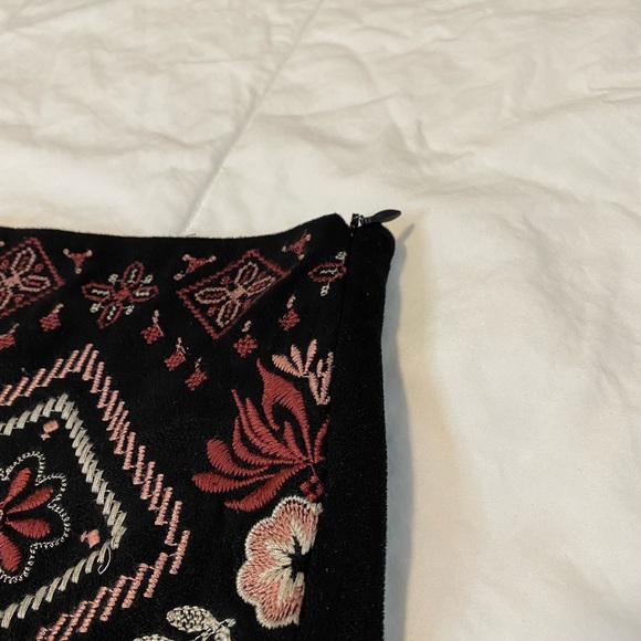 ANDREE BY UNIT Black and Pink Floral Mini Skirt - Picture 5 of 10